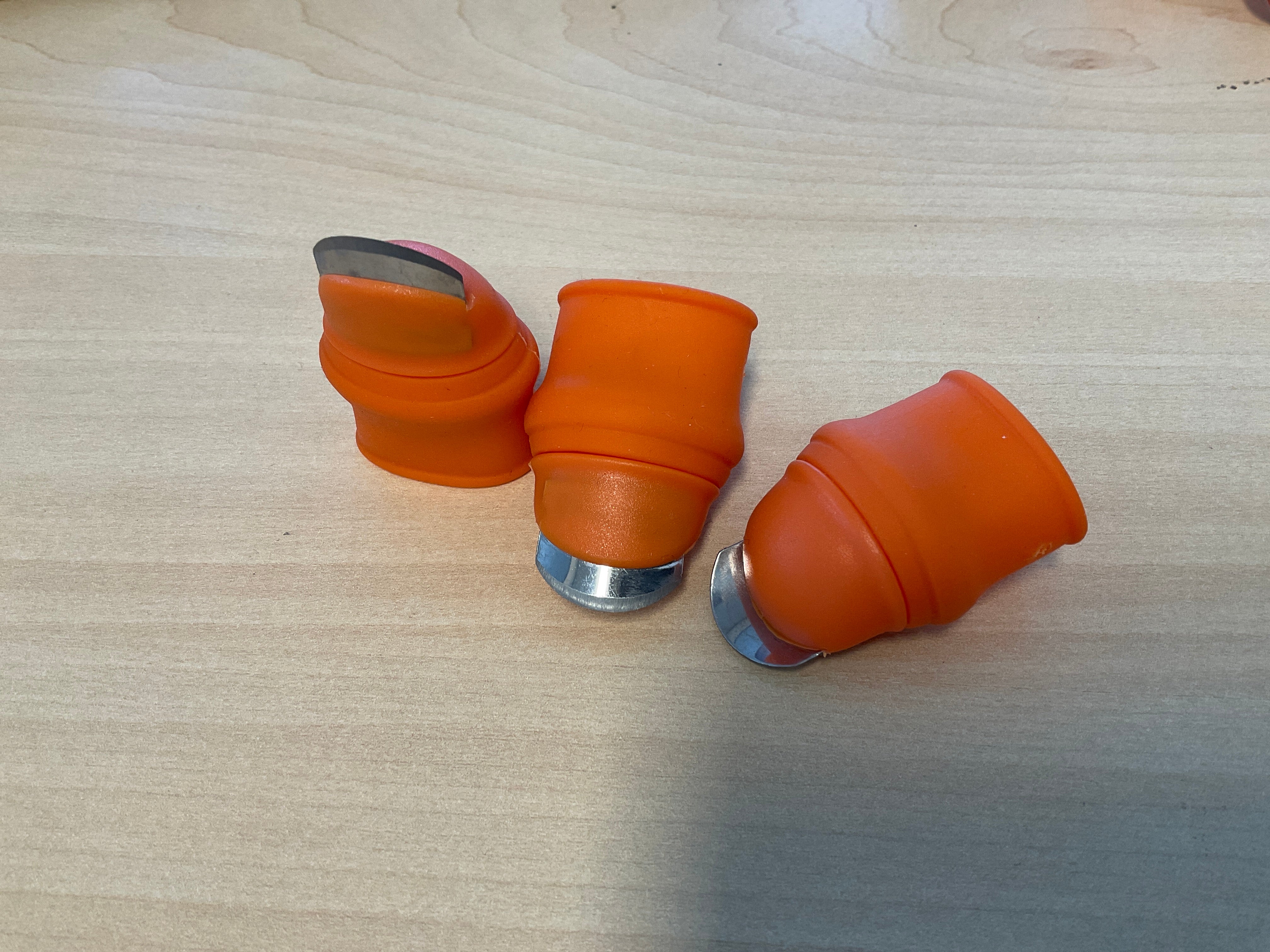 SILICON FINGER PROTECTOR WITH METAL NAIL POINT