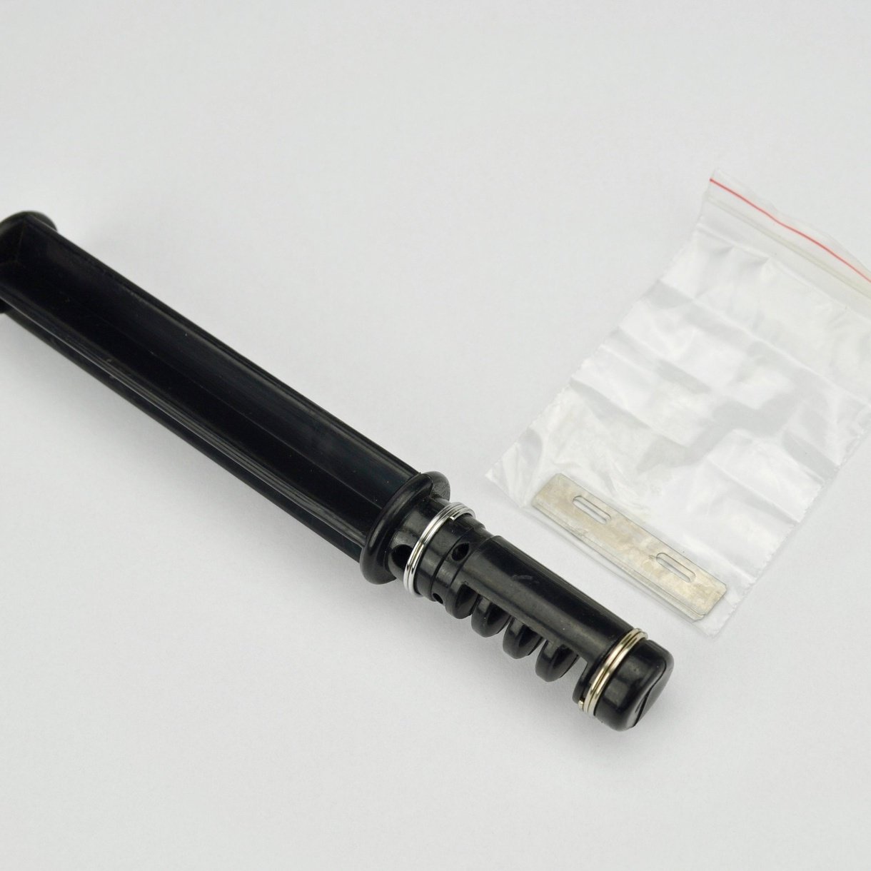 Lace cutter with 2 blades