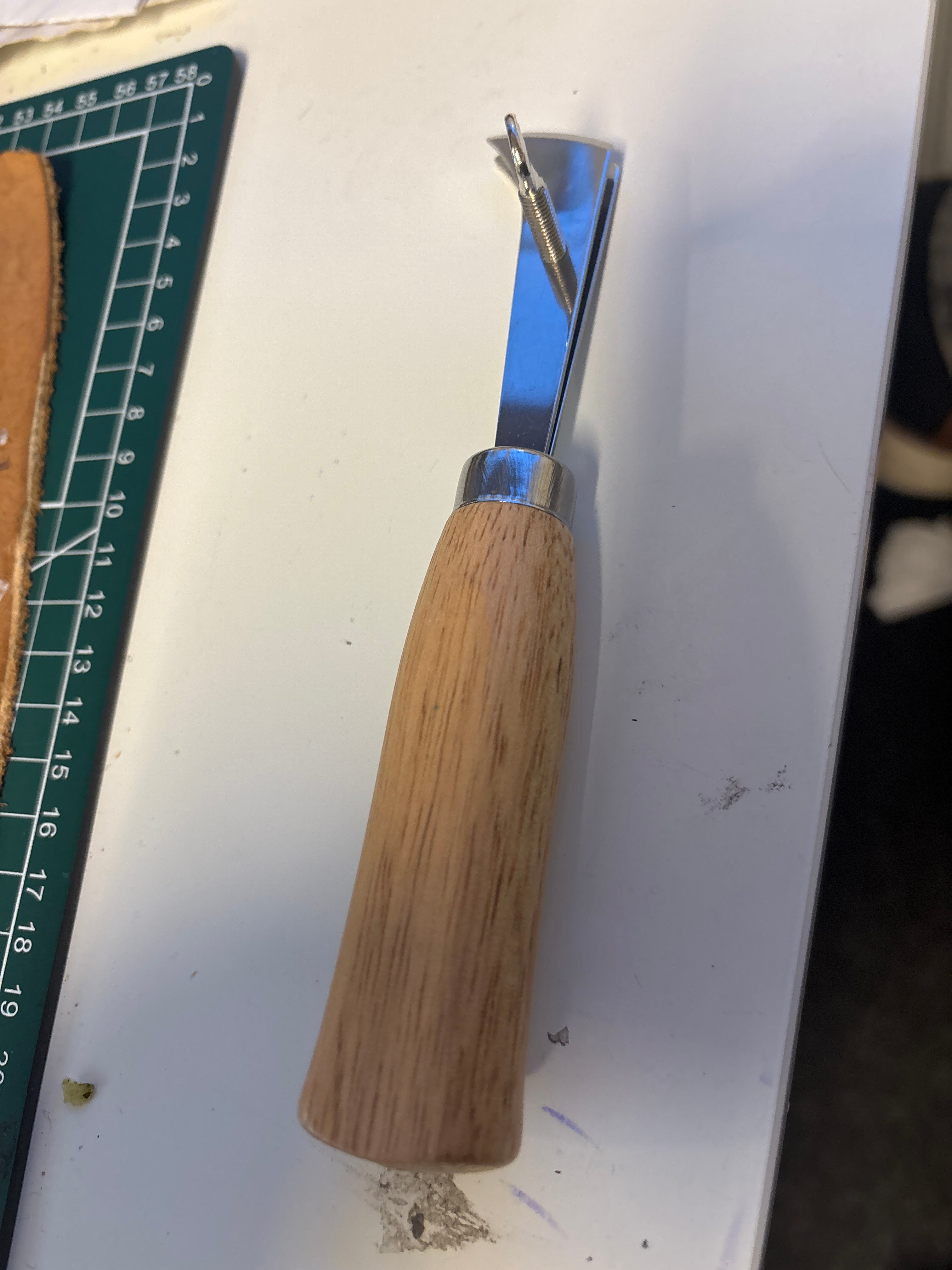 Adjustable Width Groove Pressing Machine with a Handle for Leather Crafting, Designed to Assist in Pressing Edge Lines on Handmade Leather Products.