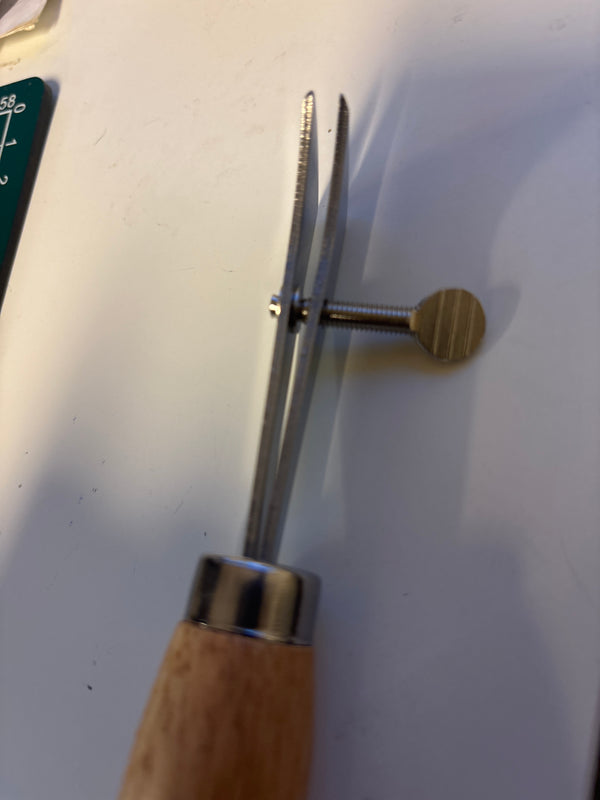 Adjustable Width Groove Pressing Machine with a Handle for Leather Crafting, Designed to Assist in Pressing Edge Lines on Handmade Leather Products.