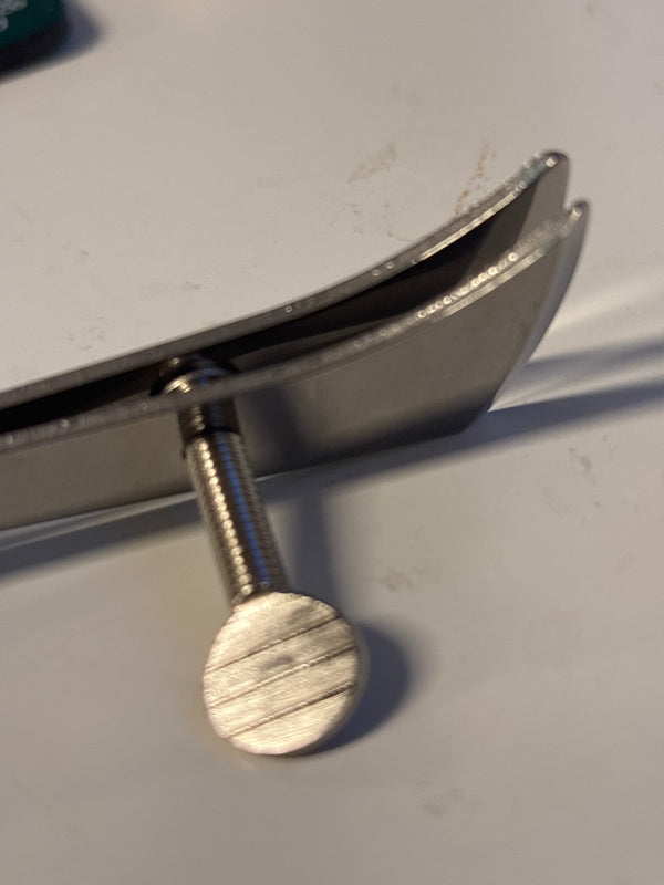 Adjustable Width Groove Pressing Machine with a Handle for Leather Crafting, Designed to Assist in Pressing Edge Lines on Handmade Leather Products.