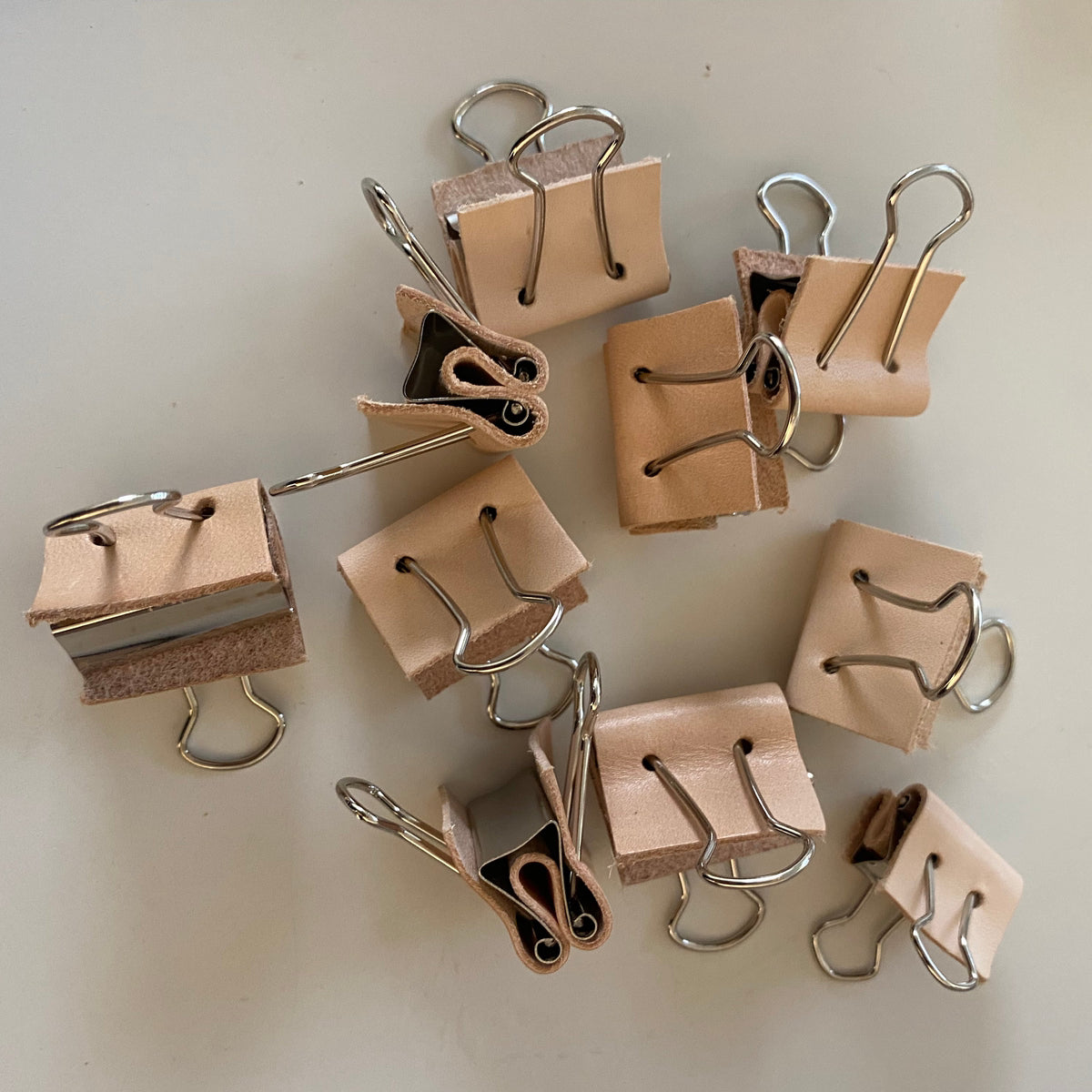 Bookbinder clips made of leather, 2.5 cm wide, bags per 5 pieces